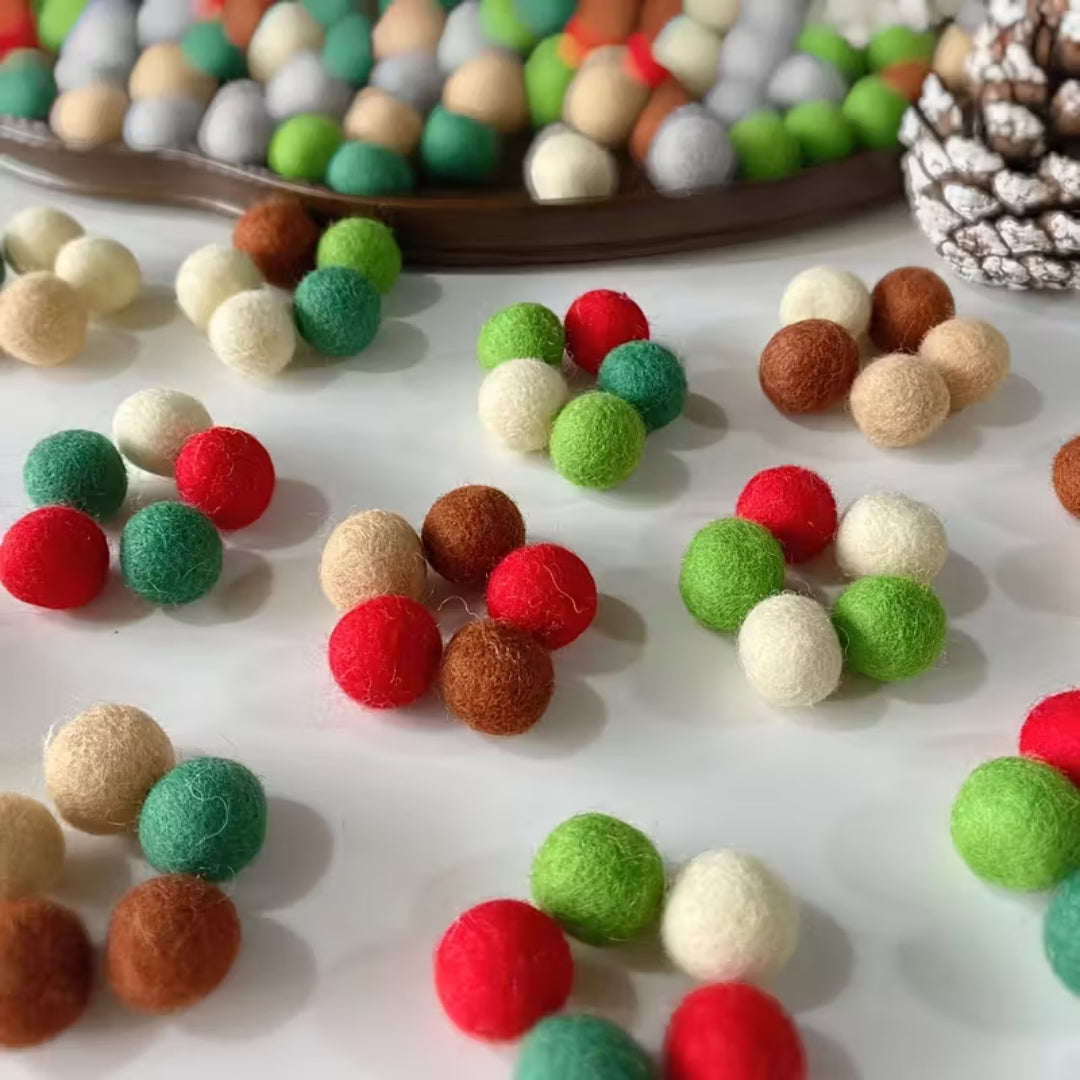 Lot de 30 boules en feutre colorées – décorations de Noël et artisanat DIY pour arbre, couronne et loisirs créatifs