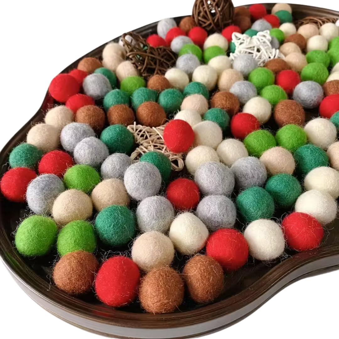 Lot de 30 boules en feutre colorées – décorations de Noël et artisanat DIY pour arbre, couronne et loisirs créatifs