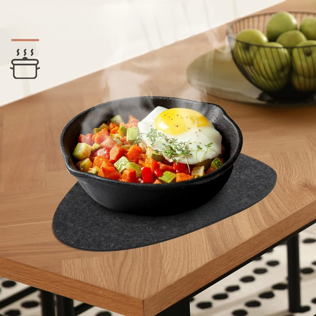 Lot de 18 sets de table en feutre ovales avec dessous de verre et sacs à couverts – lavables, antidérapants, résistants à la chaleur – gris foncé
