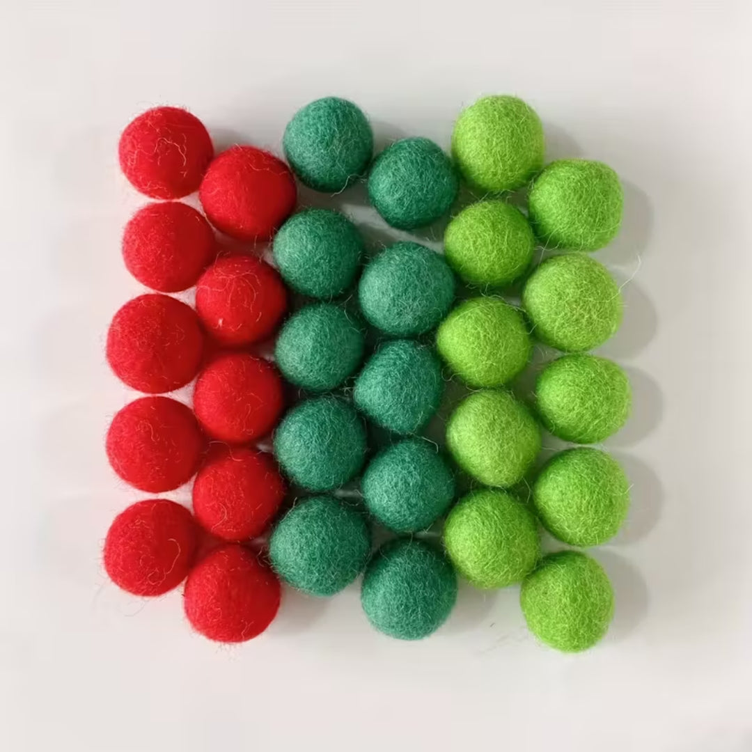 Lot de 30 boules en feutre colorées – décorations de Noël et artisanat DIY pour arbre, couronne et loisirs créatifs