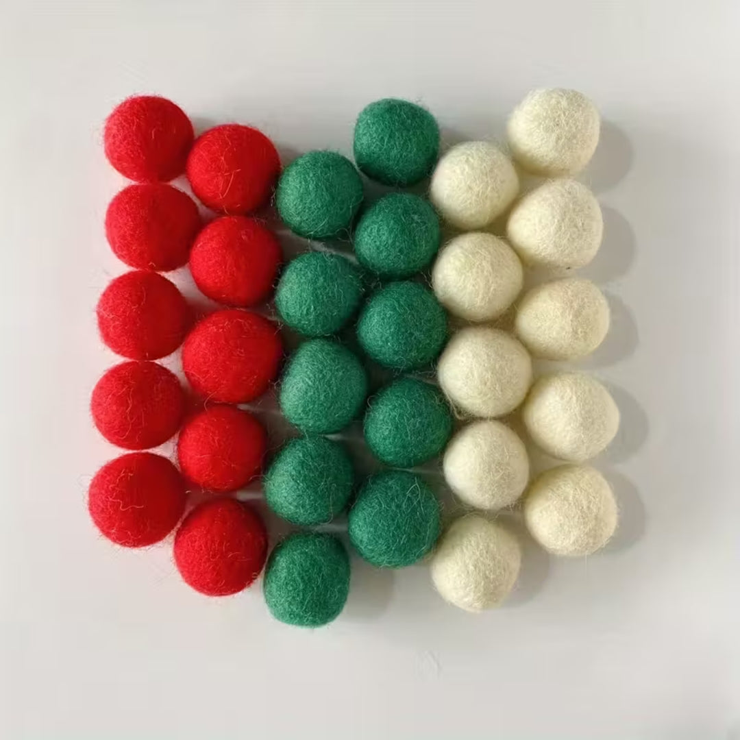 Lot de 30 boules en feutre colorées – décorations de Noël et artisanat DIY pour arbre, couronne et loisirs créatifs