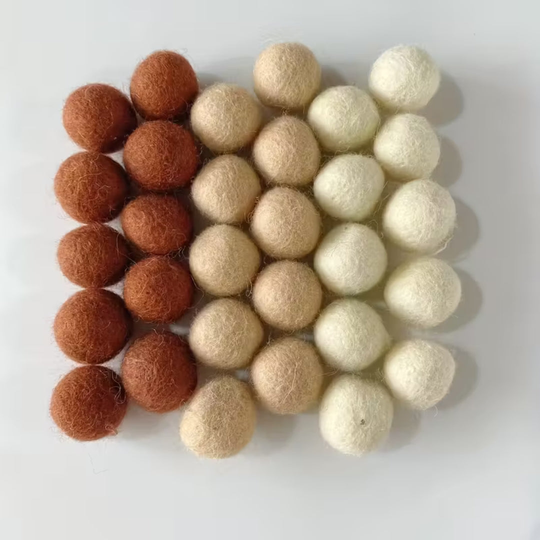 Lot de 30 boules en feutre colorées – décorations de Noël et artisanat DIY pour arbre, couronne et loisirs créatifs