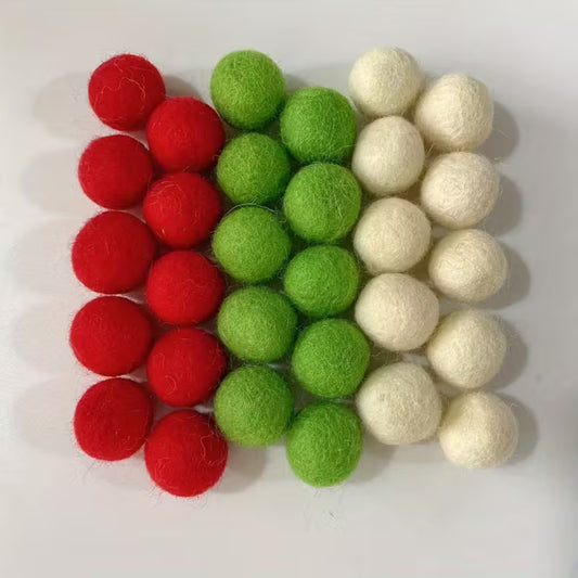 Lot de 30 boules en feutre colorées – décorations de Noël et artisanat DIY pour arbre, couronne et loisirs créatifs