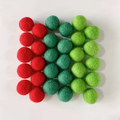 Lot de 30 boules en feutre colorées – décorations de Noël et artisanat DIY pour arbre, couronne et loisirs créatifs